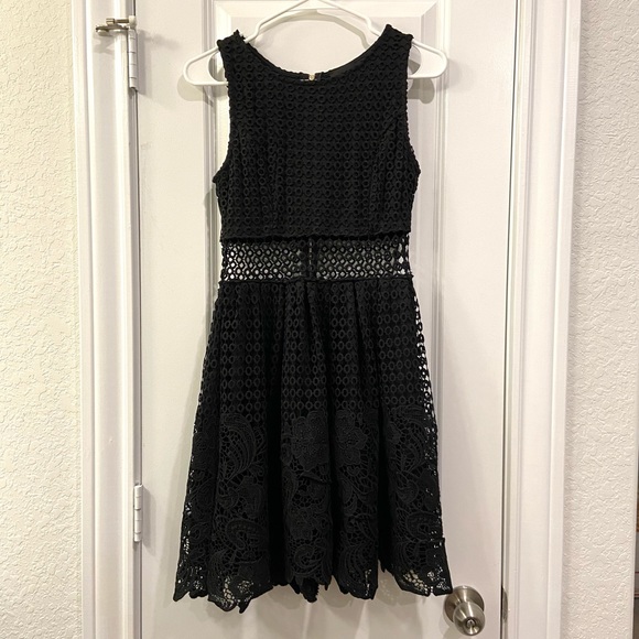 NWOT Romeo + Juliet Couture Fit & Flare Dress - Picture 3 of 12